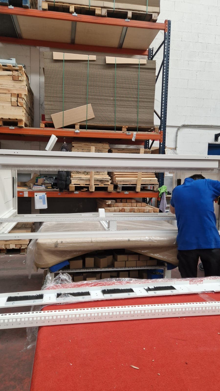Técnico validando un armario rack antes de su envío Técnico validando un armario rack antes de su envío